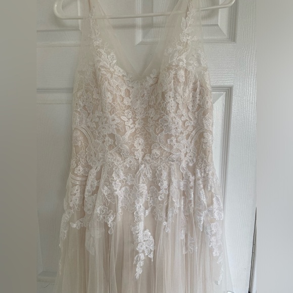 Wtoo by Watters Reagan Gown- size 12/14 Lace + Tulle floor-length Wedding Dress - Picture 2 of 9